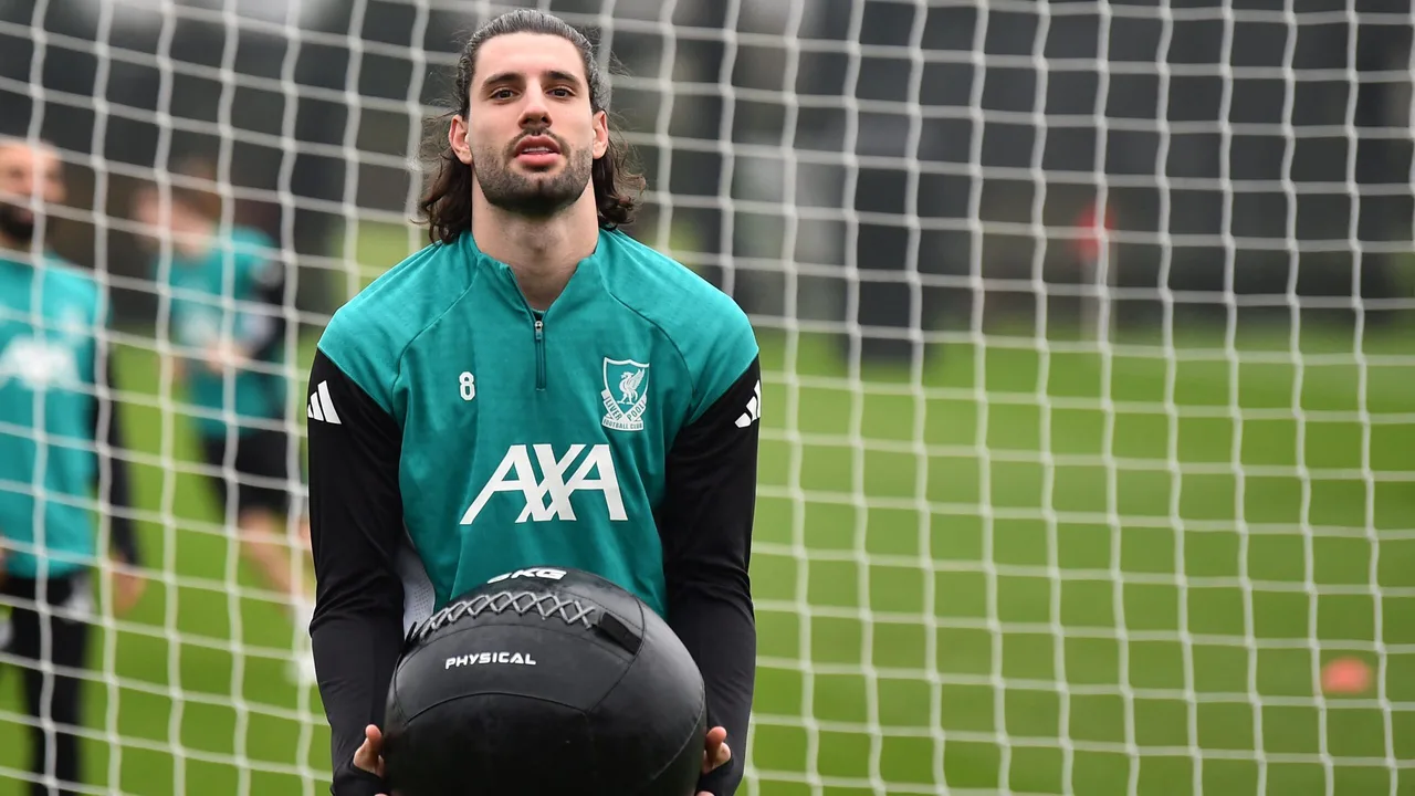 سخرية واسعة من ليفربول بسبب تمرين غريب لمحمد صلاح ودومينيك سوبوسلاي في التدريبات